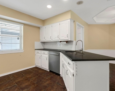 2207 Glen Forest Lane - Photo Thumbnail 6