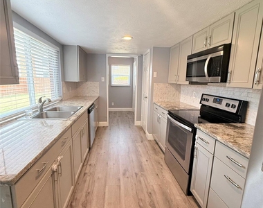 4817 Sprucewood Lane - Photo Thumbnail 11