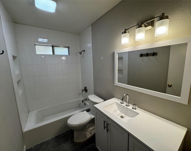 1505 Bellaire Drive - Photo Thumbnail 12