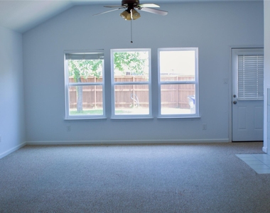 104 Cobblestone Drive - Photo Thumbnail 3