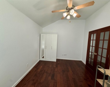 104 Cobblestone Drive - Photo Thumbnail 6