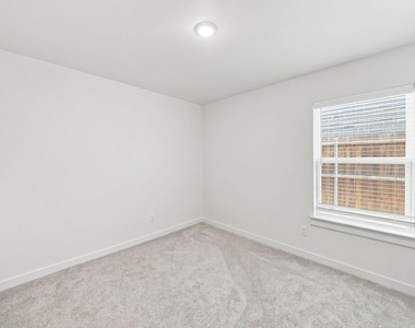 702 Woodford Way - Photo Thumbnail 15