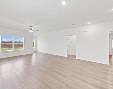 702 Woodford Way - Photo Thumbnail 6