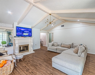 4117 Aragon Drive - Photo Thumbnail 5