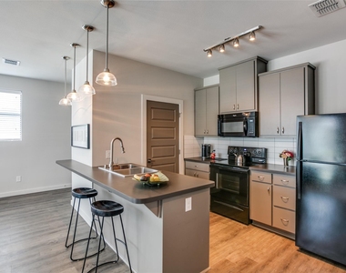 906 W Cannon Street - Photo Thumbnail 4