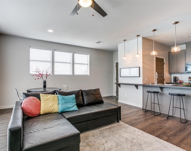 906 W Cannon Street - Photo Thumbnail 3