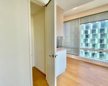 877 Francisco Street - Photo Thumbnail 9