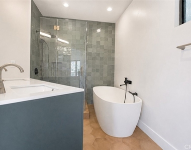 3434 Larissa - Photo Thumbnail 17