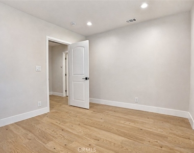 3432 Larissa - Photo Thumbnail 16