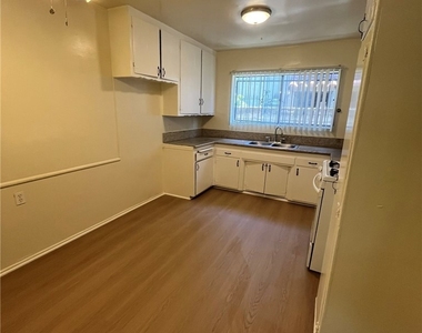 14632 Erwin Street - Photo Thumbnail 3