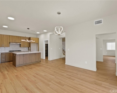 4217 Mesa - Photo Thumbnail 5