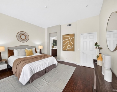 2256 Clark - Photo Thumbnail 32