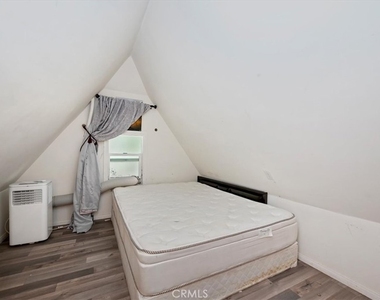 311 Hemlock - Photo Thumbnail 16