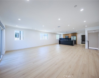 1021 S. Citrus Avenue - Photo Thumbnail 11
