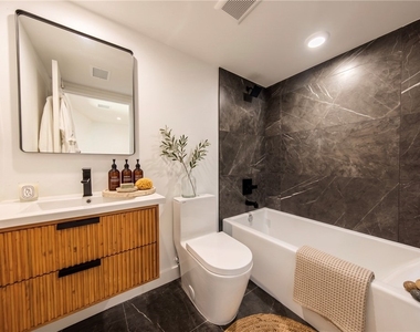 1021 S. Citrus Avenue - Photo Thumbnail 5