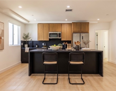 1021 S. Citrus Avenue - Photo Thumbnail 3