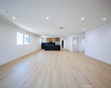 1021 S. Citrus Avenue - Photo Thumbnail 12