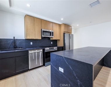 1021 S. Citrus Avenue - Photo Thumbnail 15