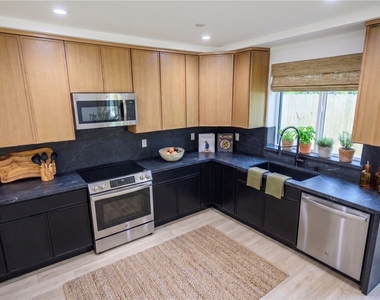 1021 S. Citrus Avenue - Photo Thumbnail 3