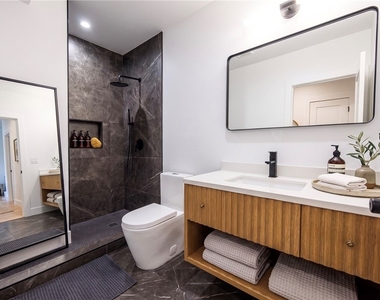 1021 S. Citrus Avenue - Photo Thumbnail 7