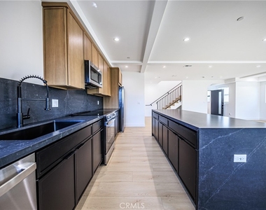 1021 S. Citrus Avenue - Photo Thumbnail 19