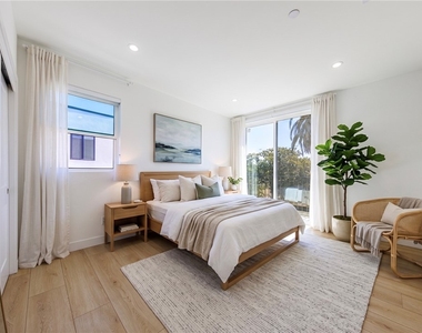 1021 S. Citrus Avenue - Photo Thumbnail 4