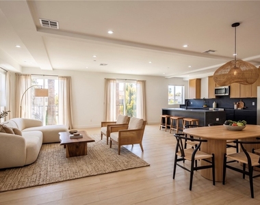 1021 S. Citrus Avenue - Photo Thumbnail 2