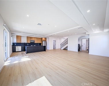 1021 S. Citrus Avenue - Photo Thumbnail 14