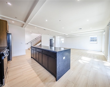 1021 S. Citrus Avenue - Photo Thumbnail 12