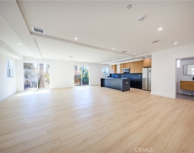 1021 S. Citrus Avenue - Photo Thumbnail 10