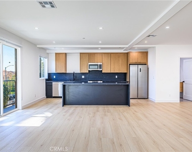 1021 S. Citrus Avenue - Photo Thumbnail 16