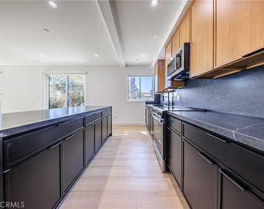 1021 S. Citrus Avenue - Photo Thumbnail 20