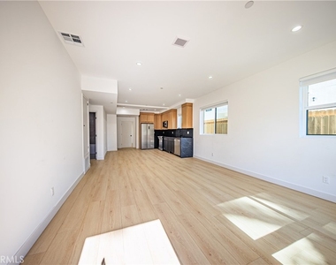 1021 S. Citrus Avenue - Photo Thumbnail 9
