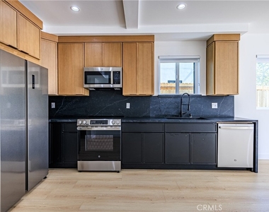 1021 S. Citrus Avenue - Photo Thumbnail 13