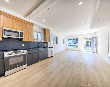1021 S. Citrus Avenue - Photo Thumbnail 16
