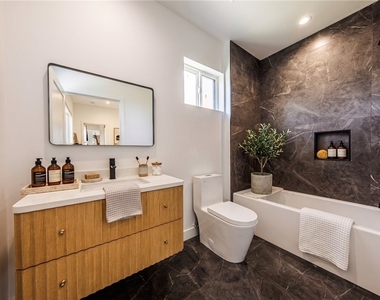 1021 S. Citrus Avenue - Photo Thumbnail 7