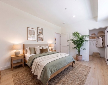 1021 S. Citrus Avenue - Photo Thumbnail 5