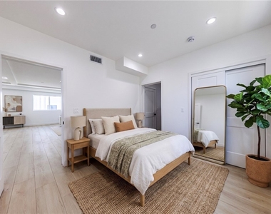 1021 S. Citrus Avenue - Photo Thumbnail 7