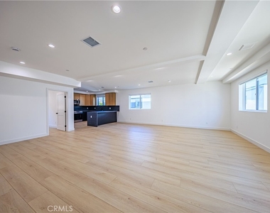 1021 S. Citrus Avenue - Photo Thumbnail 10