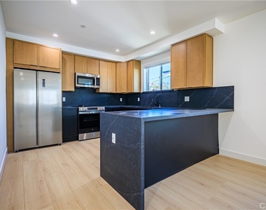 1021 S. Citrus Avenue - Photo Thumbnail 15