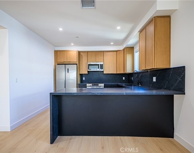 1021 S. Citrus Avenue - Photo Thumbnail 16