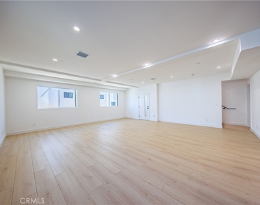1021 S. Citrus Avenue - Photo Thumbnail 14