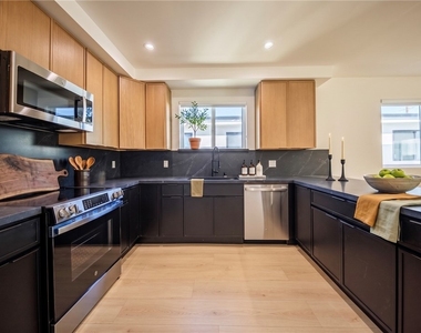 1021 S. Citrus Avenue - Photo Thumbnail 3