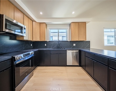 1021 S. Citrus Avenue - Photo Thumbnail 17