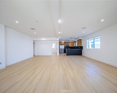 1021 S. Citrus Avenue - Photo Thumbnail 12