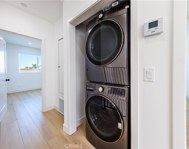 1021 S. Citrus Avenue - Photo Thumbnail 24