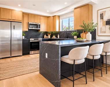 1021 S. Citrus Avenue - Photo Thumbnail 4