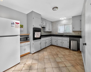 2928 Rio Grande Dr - Photo Thumbnail 8