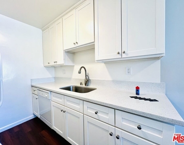 11749 Riverside Drive - Photo Thumbnail 12