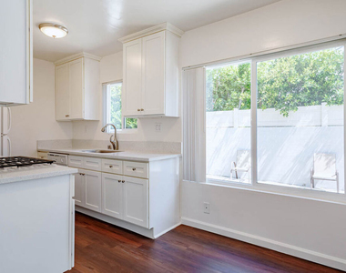 11749 Riverside Drive - Photo Thumbnail 10